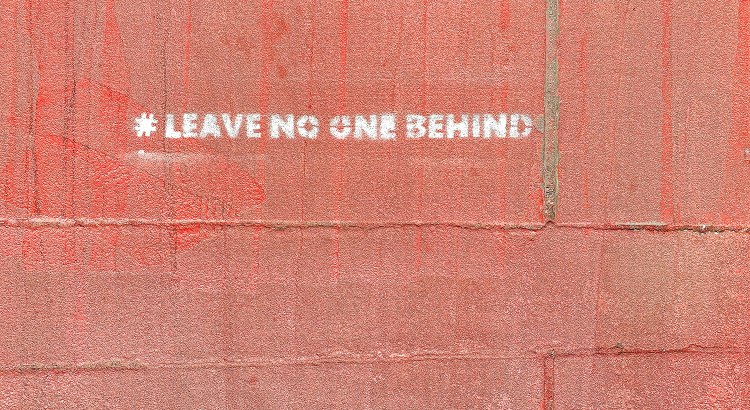 Graffiti auf einer Wand: "Leave no one behind"